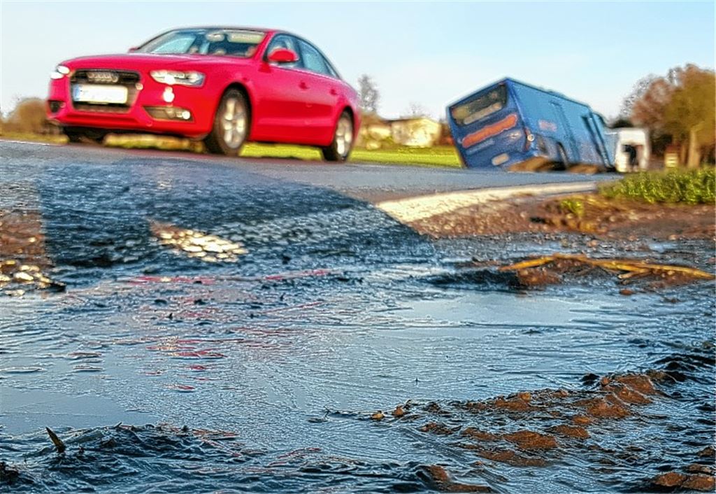 Glätte bringt Bus und Autos ins Schleudern