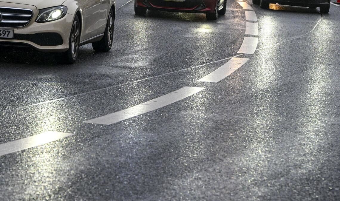 Spiegelglatte Straßen haben in der Nacht in der Region Heilbronn zu zahlreichen Verkehrsunfällen geführt. (Symbolbild)