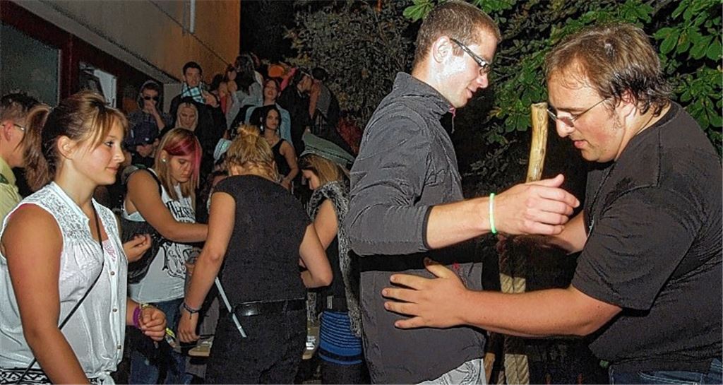 Spiel mit Vorurteilen: Beim polnischen Abend kontrollieren Ungarn die Gäste. Schließlich sind die Polen – obwohl Gastgeber des Abends – alles Kriminelle. Fotos: Fotomoment