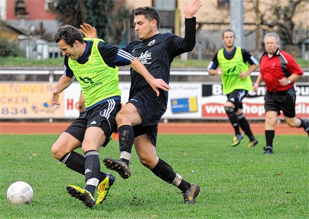 Spiel mit harten Bandagen: Schiedsrichter Jürgen Stumpp (re.) pfeift beim Spiel der Fvgg 08 Mühlacker (mit gelben Leibchen) gegen GU/Türkspor Pforzheim dreimal Elfmeter. Foto: Fotomoment