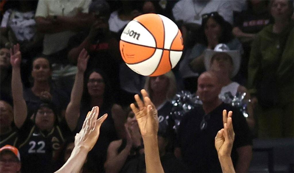 Spiele der WNBA wurden zuletzt mehrfach gestört - durch aufs Spielfeld geworfenes Sexspielzeug.
