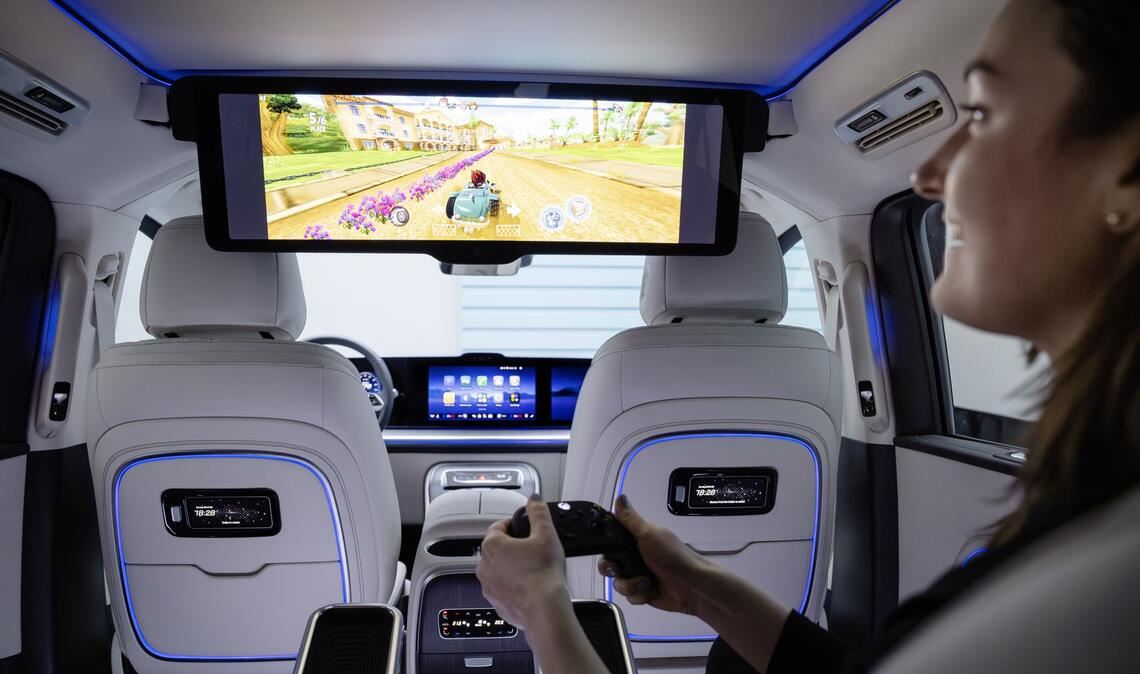 Spiele zocken oder Filme schauen? Wer sich das Zusatzpaket leisten möchte, kann das im neuen Mercedes VLE auch von der Rückbank aus.