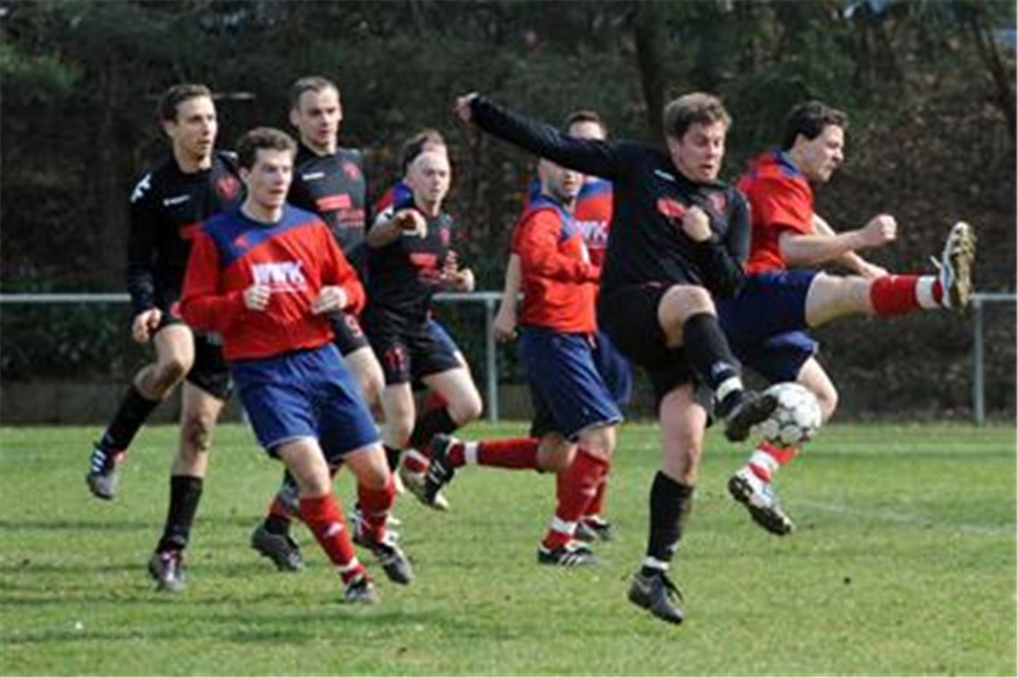 Spiele zwischen dem TSV Wiernsheim (schwarz) und der Spvgg Besigheim in der Kreisliga A stören niemanden. Aber die Wiernsheimer Reserve soll regelmäßig so weit fahren. 
Archivfoto: Fotomoment