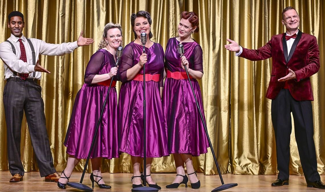 Spielen Geschichte auf der Bühne und unterhalten vorzüglich: Aron Kelata,  Diana Gantner, Amelie Sturm,  Sorina Kiefer, Benjamin Hille (v.l.).