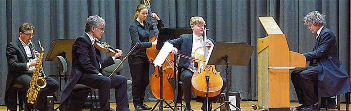 Spielen Salonmusik aus den 20er und 30er Jahren (v.re.): Patrick Siben, Josef Dragus, Johanna Ehlers, Walter Töws und Stefan Koschitzki.Müller