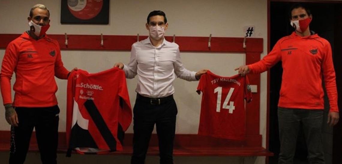 Spieler Matteo Lisandru Lazzarini, Dirk Berner von den Sportfreunden Waldrennach und Adrian Kienle, Spielleiter des TSV Maulbronn, bei der Trikotübergabe.Foto: privat