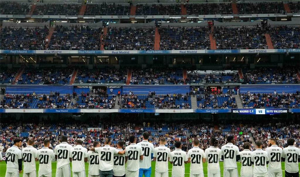 Spieler von Real Madrid tragen Trikots mit dem Namen ihres Mannschaftskameraden Vinicius Junior.