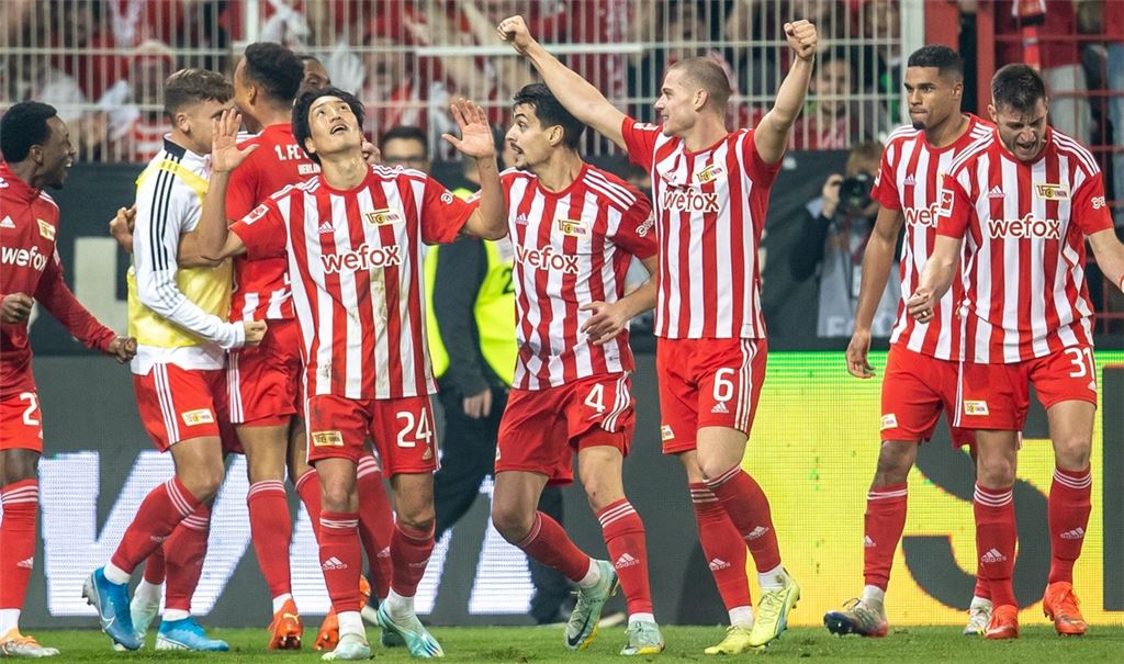Spieler von Union Berlin jubeln nach dem Sieg.