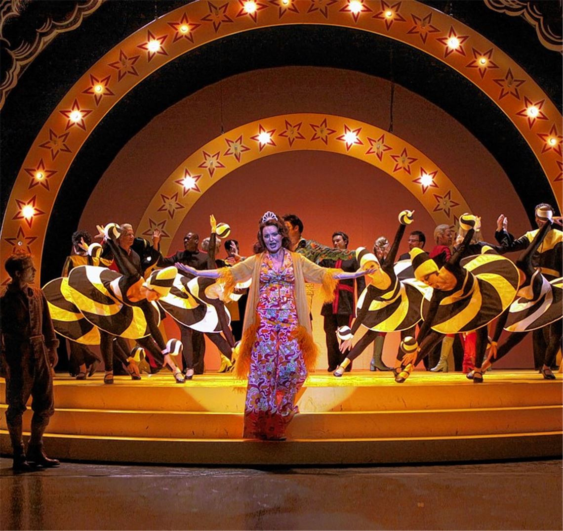 Spielerisch-verträumte Revue.