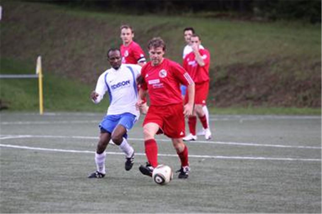 Spielertrainer Frank Scheible (am Ball; im Bezirkspokalspiel gegen Hellas Bietigheim in der vergangenen Saison) muss nach dem Weggang zweier Leistungsträger mit dem TSV Wiernsheim womöglich kleinere Brötchen backen. Archivfoto: Eigner