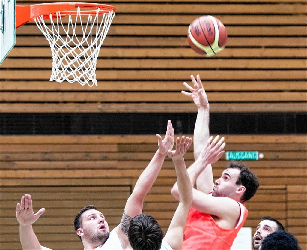 Spielertrainer Markus Mahler streckt sich mit dem TV Mühlacker vergeblich. Der TV Gernsbach hat das bessere Ende für sich, Foto: Zschorsch