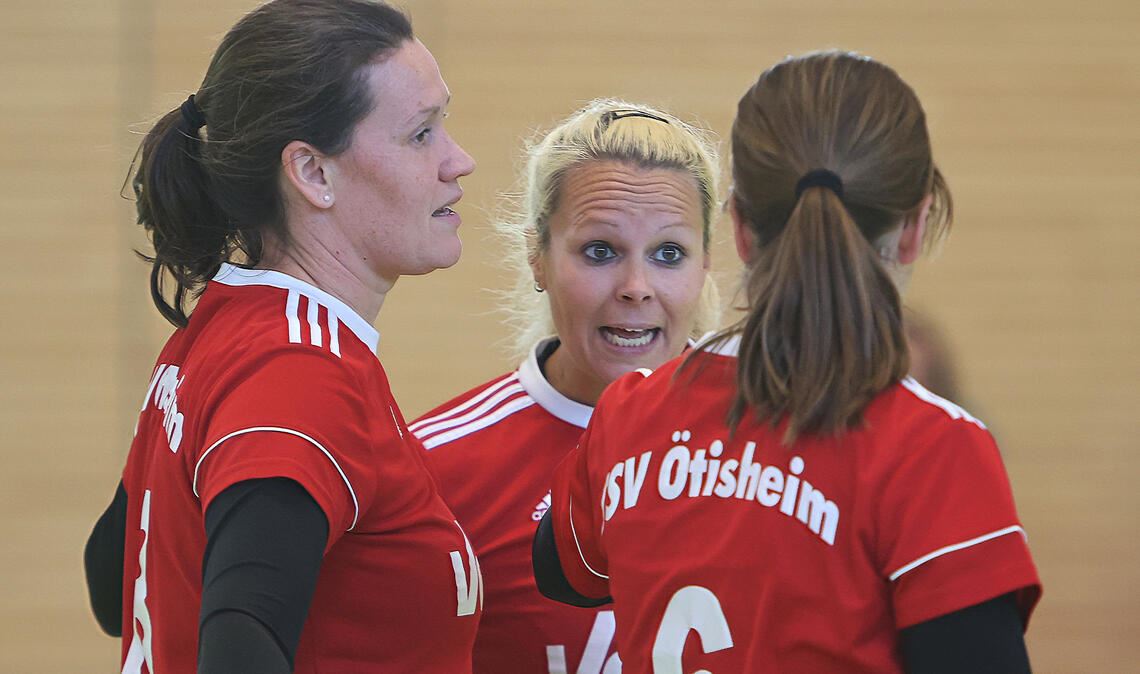 Spielertrainerin Irina Kuhn (Mitte) freut sich auf die Saison.