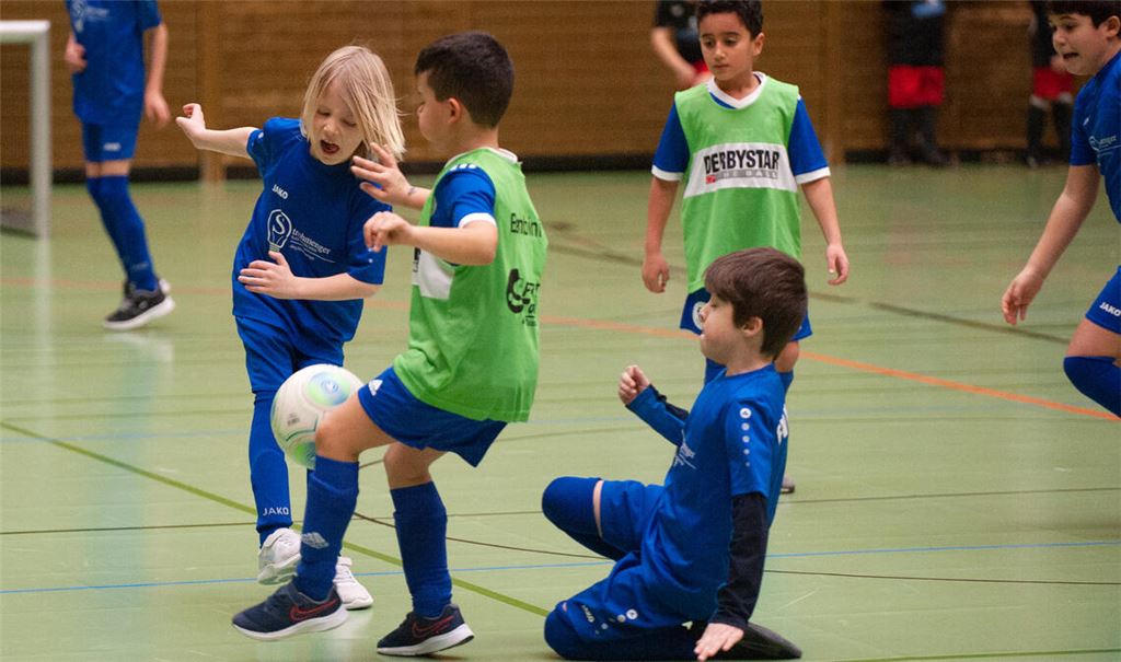 Spielfreude und vollen Einsatz zeigen hier die F-Jugendlichen des FV Knittlingen und des 1. FC Ispringen (Weste). Foto: Fotomoment