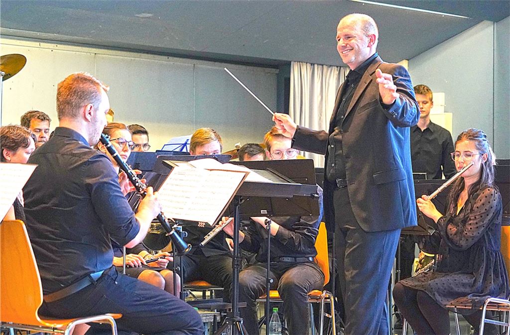 Spielfreudige Truppe: Unter der Leitung von Rainer Kropf hat das Kreisjugendorchester beim ersten Konzert nach Corona seine Rückkehr auf die Bühne gefeiert. Foto: Nico Roller