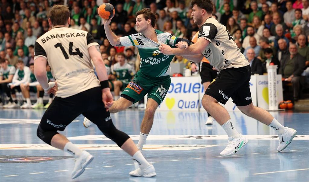 Spielmacher Ludvig Hallbäck (Mi.) war mit sieben Toren bester Frisch-Auf-Werfer.