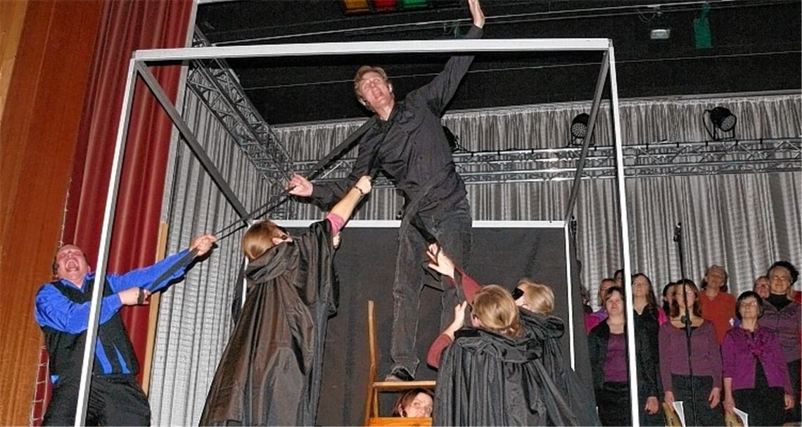 Spielszenen, hier von der vermeintlichen Macht des Teufels, bereichern den Gesang. 