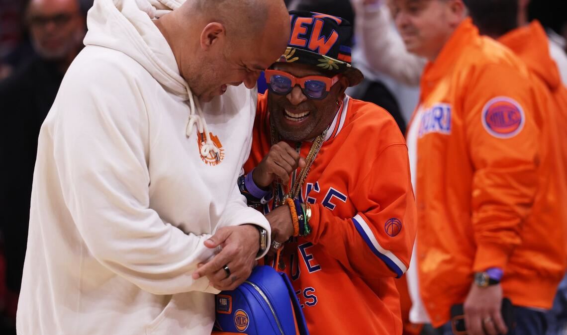 Spike Lee (r) begrüßt Rick Brunson.
