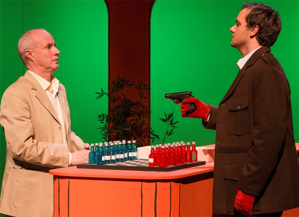 Spione unter sich: Szene aus Graham Greens Komödie „Unser Mann in Havanna“ in der Inszenierung der Badischen Landesbühne Karlsruhe.Foto: Sonja Ramm