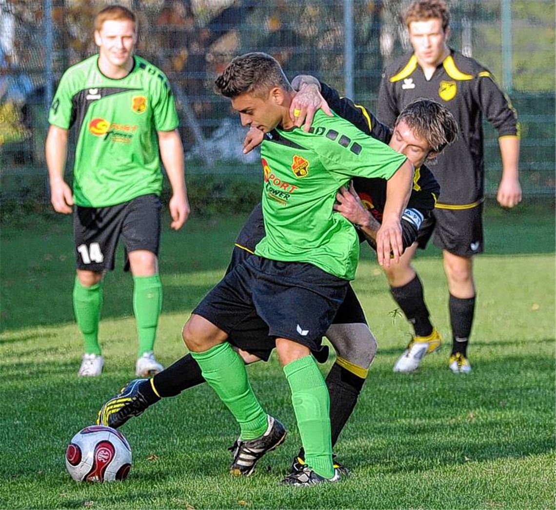 Spitzelt der FVL noch den Titel weg? Der FV Lienzingen (schwarz) pirscht sich in der Tabelle an die Sportfreunde Mühlacker heran.  Archivfoto: Fotomoment