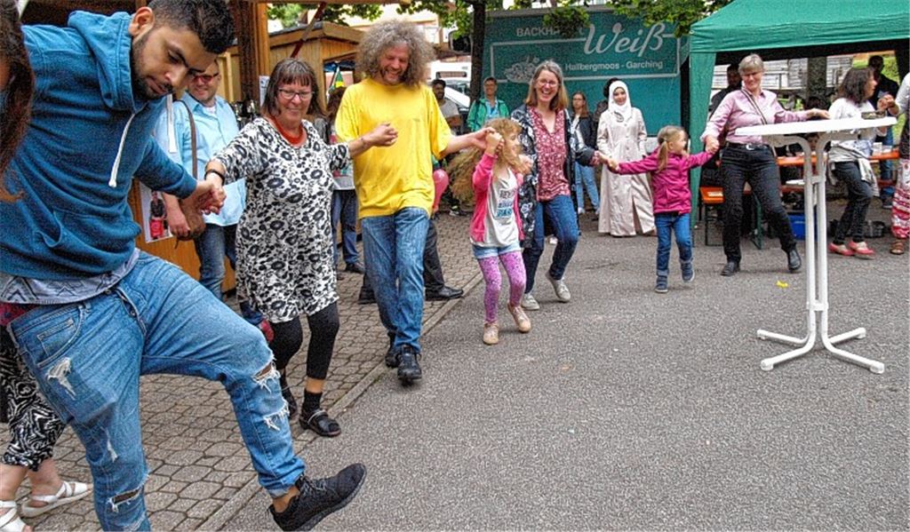 Integration fröhlich und tanzend umgesetzt