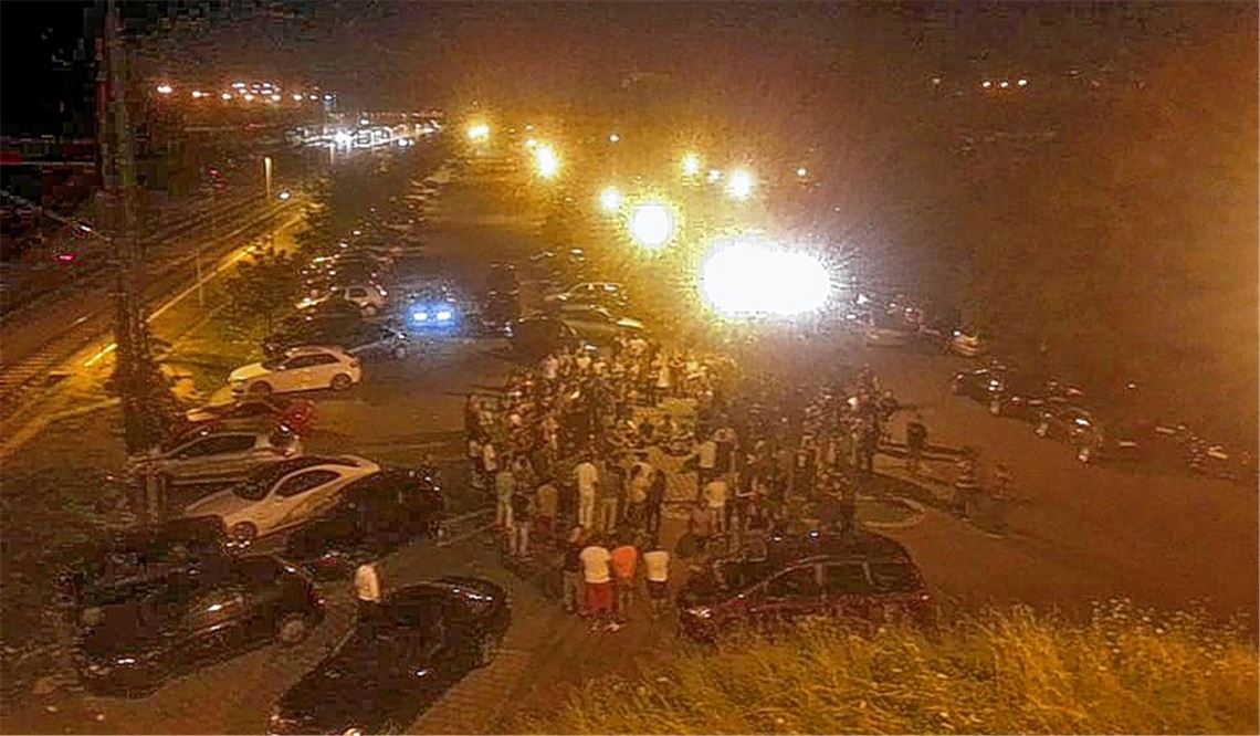 Spontane Trauerfeier: Auf dem Gelände am Bahnhof nehmen am Abend nach dem Unfall rund 200 Jugendliche und junge Erwachsene schweigend und betend Abschied.