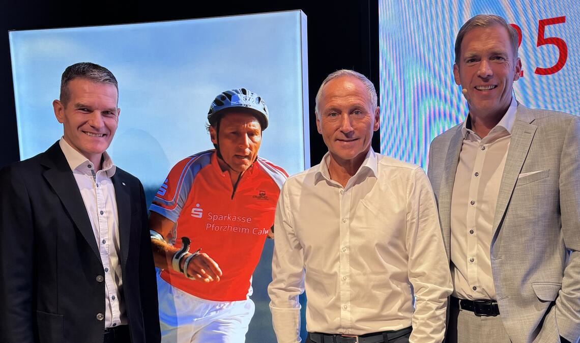 Sport-Moderator Jens Zimmermann (v.li.), Jubilar Eberhard Carl und Sparkassen-Chef Sven Eisele im TurmQuartier. Foto: privat