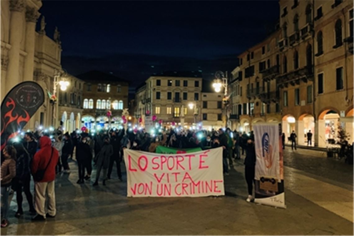 „Sport ist Leben, kein Verbrechen“, haben sich Demonstranten in Bassano del Grappa auf die Fahne geschrieben. Sie wehren sich gegen die Schließung von Sportstätten und fordern die für die Verluste im Frühjahr angekündigten Entschädigungszahlungen ein.Recken