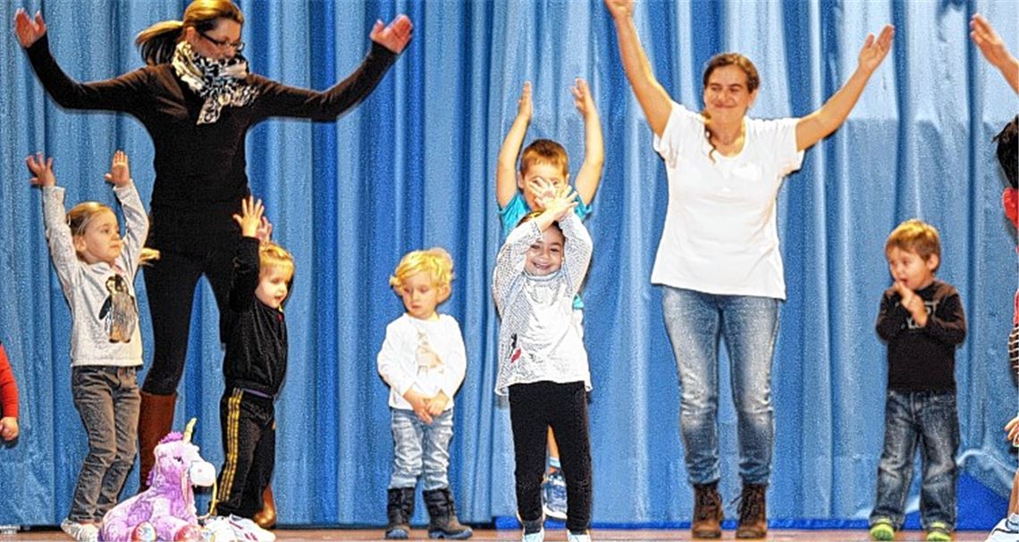 Sport mit Spaß: „Theo, Theo ist fit!“ singt und tanzt die Mutter- Kind-Gruppe.