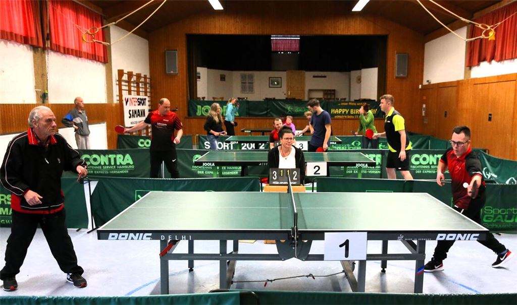 Sport und Spaß beim TSV Großglattbach: links Anton Biehringer vom Samariterstift Bopfingen und rechts Timo Amrhein von der Lebenshilfe Vaihingen-Mühlacker. Fotos: Küppers