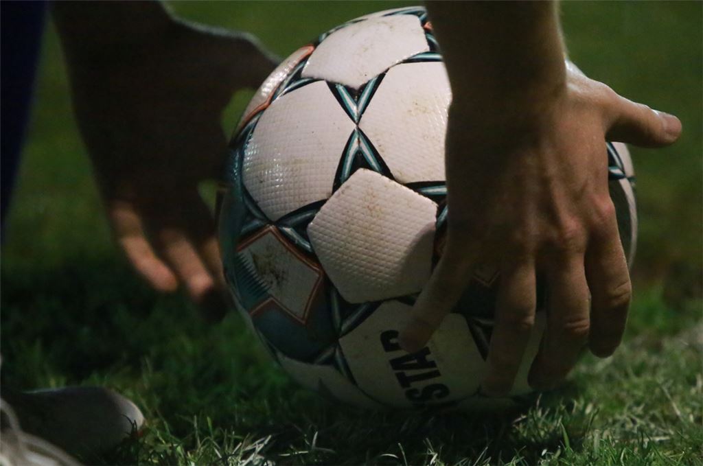 Sportbetrieb ist noch erlaubt. Damit dürfen weiterhin Fußballspiele ausgetragen werden.Foto: Huber