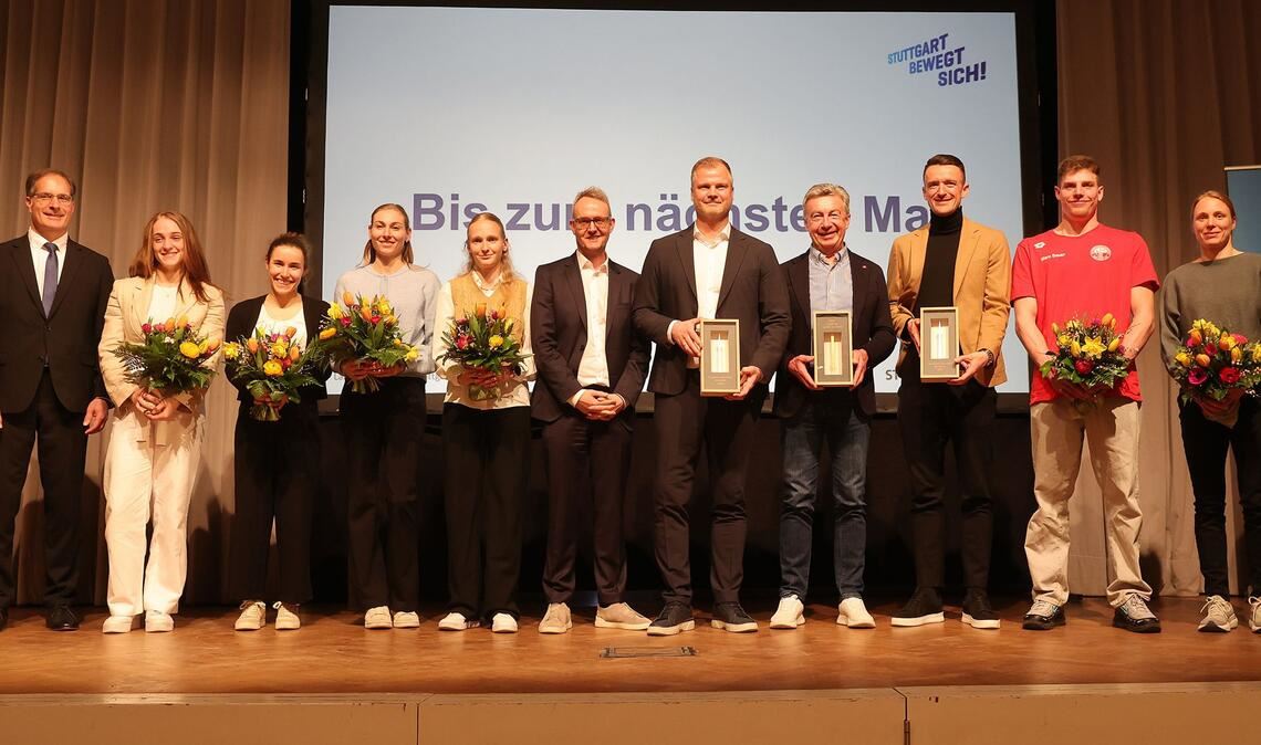 Sportbürgermeister Clemens Maier (li.) sowie Nominierte und Sieger der Sportlerwahl in Stuttgart.