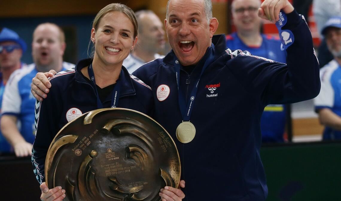Sportdirektorin Kim Renkema, Geschäftsführer Aurel Irion und die Meisterschale: Allianz MTV Stuttgart bleibt die Nummer eins.