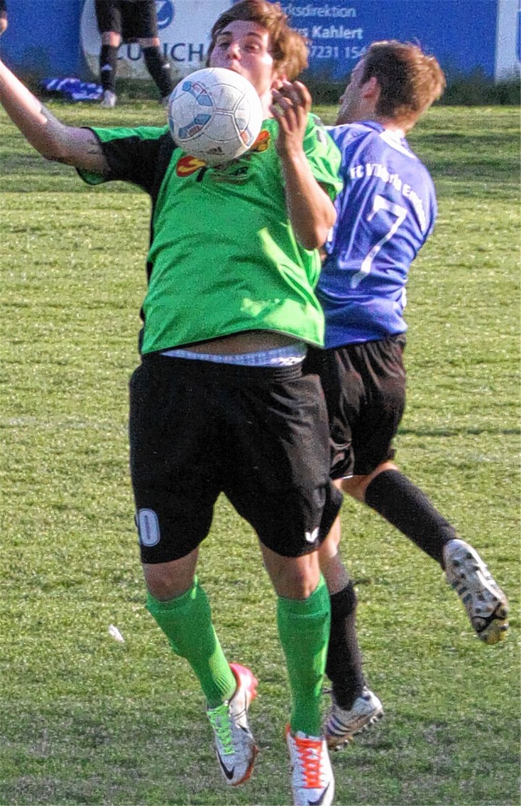 Sportfreund Ferdinand Fischer (li.) im Luftkampf mit Enzbergs Oliver Rolle. Foto: Eigner