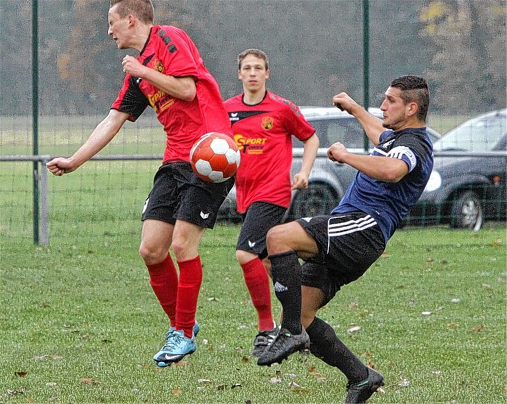 Sportfreunde (in Rot) und Nullachter – die Stadtrivalen gehen keinem Zweikampf aus dem Weg. Foto: Eigner