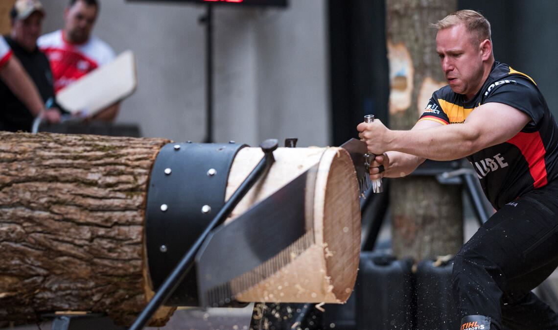 Sportholzfäller Florian Hägele zeigt in der Plattengemeinde sein Können. Foto: Stihl Timbersports