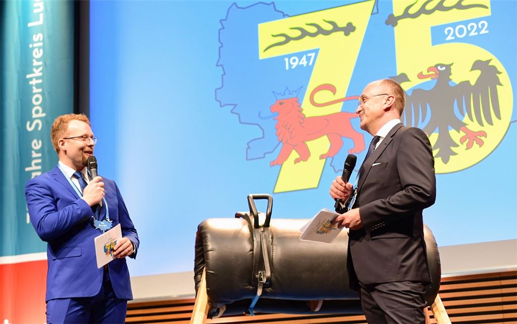 Sportkreis-Präsident Matthias Müller (re.) und Sportkreisjugendleiter Kay Bäumges eröffnen als Gastgeber den Jubiläums-Festakt humorvoll. Foto: Sportkreis Ludwigsburg