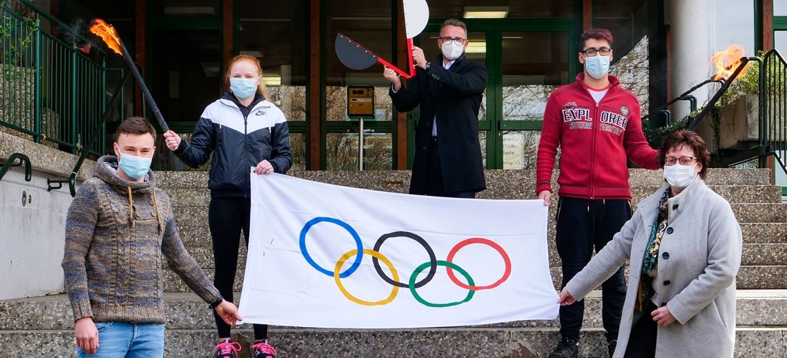 Sportlehrer Samuel Wilhelm (v. li.), Schülerin Kira Preiß, Oberbürgermeister Peter Boch, Schüler El Jebouri und Schulleiterin Dr. Ulrike Kagerhuber freuen sich auf die Lauf-Challenge.Foto: privat