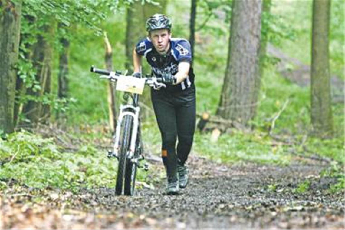Sportlich ambitionierte Fahrer, die weder vor Matsch noch vor Wurzeln zurückschrecken, können sich freuen: Auf 300 Kilometern werden in der Region reizvolle Mountainbike-Strecken ausgeschildert. Sie sollen teils so knackig sein, dass die Biker auch mal schieben müssen. Foto: Hansen