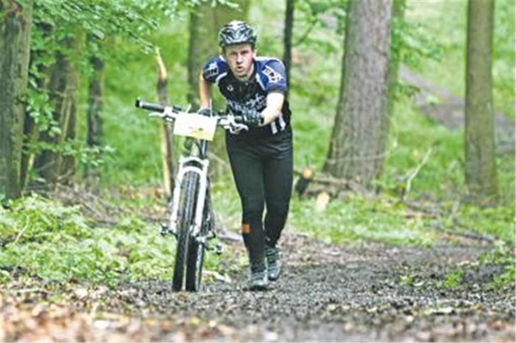 Sportlich ambitionierte Fahrer, die weder vor Matsch noch vor Wurzeln zurückschrecken, können sich freuen: Auf 300 Kilometern werden in der Region reizvolle Mountainbike-Strecken ausgeschildert. Sie sollen teils so knackig sein, dass die Biker auch mal schieben müssen. Foto: Hansen