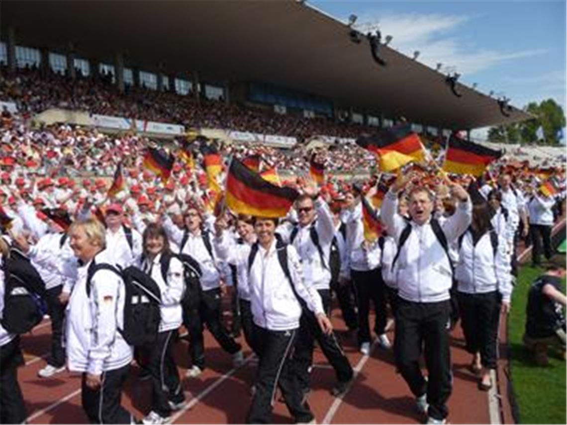 Sportliche Wettkämpfe und Vorführungen mit viel guter Laune und jubelnden Zuschauern: Teilnehmer aus dem Turngau Neckar-Enz marschieren vor rund zwei Wochen bei der Welt-Gymnaestrada in Lausanne ins Stadion ein. So stimmungsvoll soll auch das Internationale Deutsche Turnfest 2013 in Heidelberg, Mannheim und Ludwigshafen werden. 
Fotos: privat