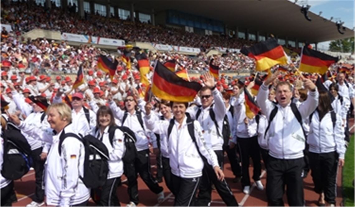 Sportliche Wettkämpfe und Vorführungen mit viel guter Laune und jubelnden Zuschauern: Teilnehmer aus dem Turngau Neckar-Enz marschieren vor rund zwei Wochen bei der Welt-Gymnaestrada in Lausanne ins Stadion ein. So stimmungsvoll soll auch das Internationale Deutsche Turnfest 2013 in Heidelberg, Mannheim und Ludwigshafen werden.Fotos: privat
