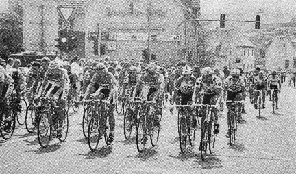 Sportliches Zeitzeugnis: Das Hauptfeld der „Tour de France“ 1987 mit Didi Thurau (Mitte) rauscht durchs Stadtzentrum, das damals noch anders aussah. Fotos: Archiv/Aufbereitung: Schüller