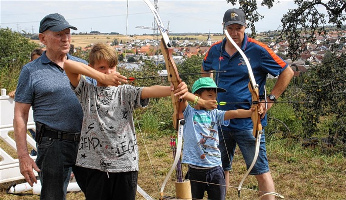Mit Pfeil und Bogen in Richtung Ferienende