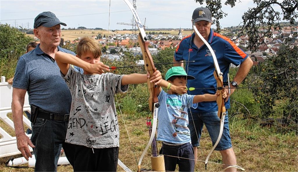 Mit Pfeil und Bogen in Richtung Ferienende