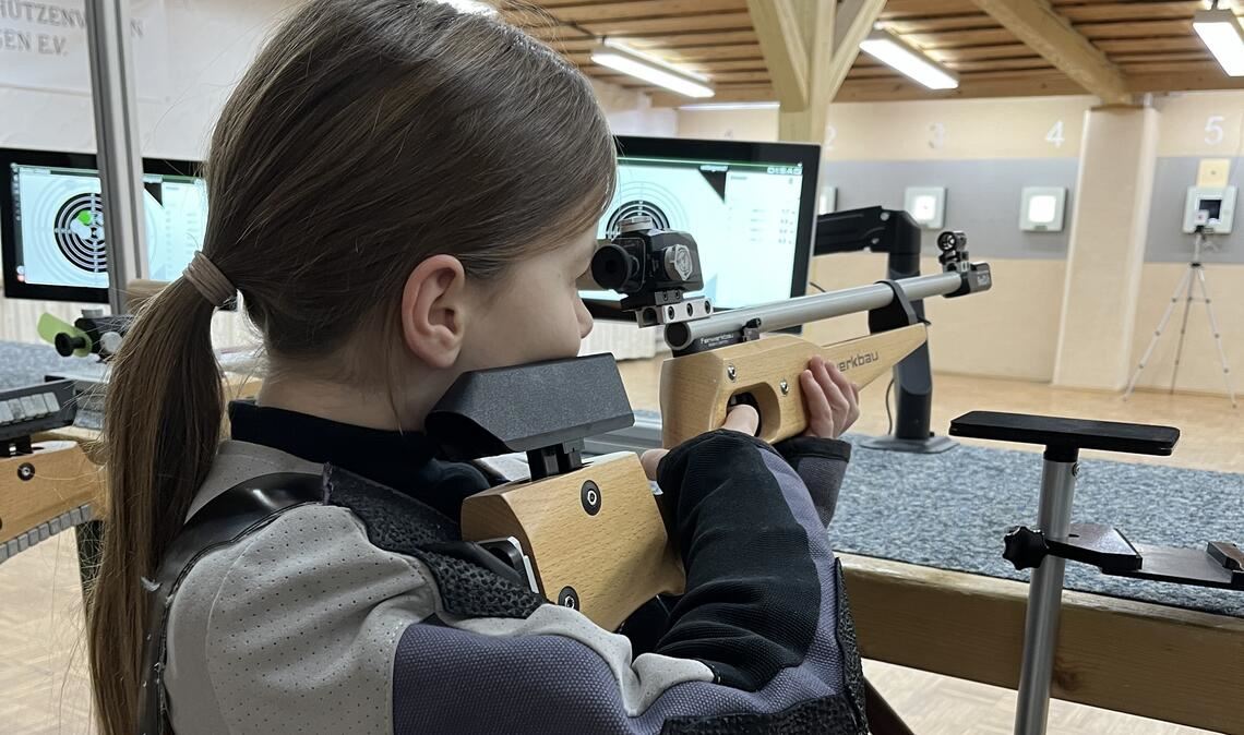 Sportschützen, die unter zwölf Jahre alt sind, schießen wie Emma Speidel vom KKSV Illingen mit dem Lichtgewehr. Fotos: privat