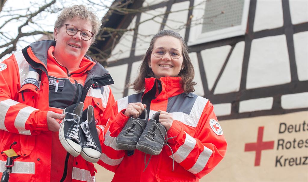 Sportschuhe statt Einsatzstiefel: Birgit Ahndorf (li.) und Chiara Zipperle vom DRK-Ortsverein hoffen auf eine rege Teilnahme beim ersten Illinger Spendenlauf. Foto: Fotomoment