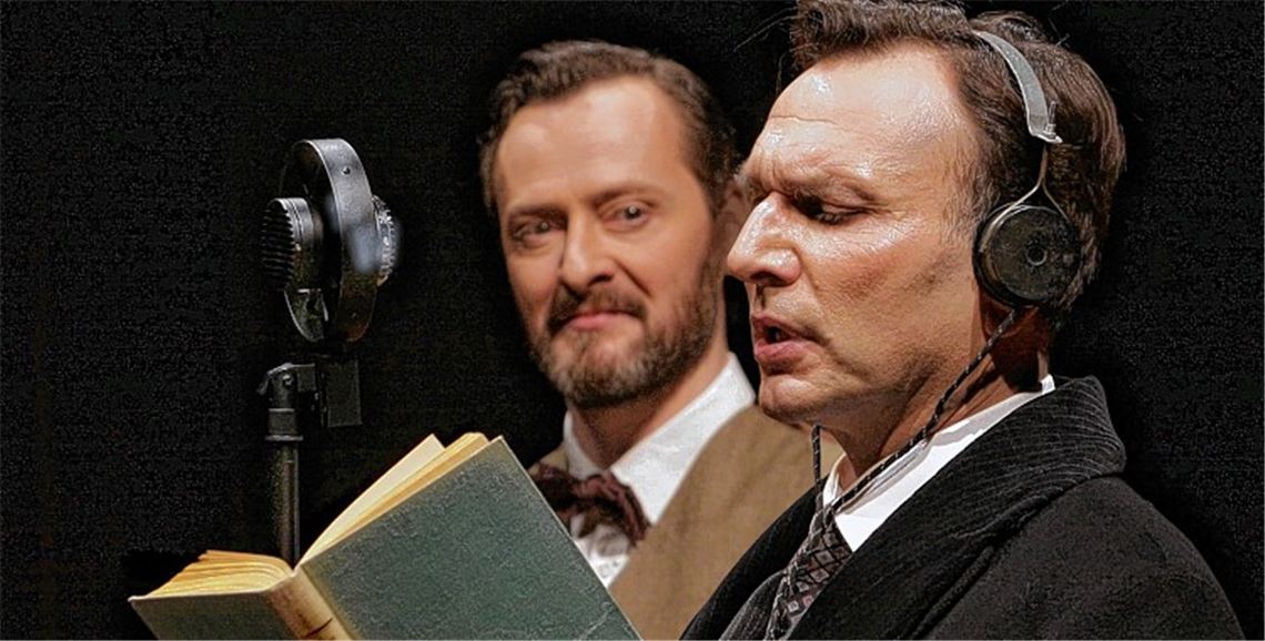 Sprachspezialist Lionel Logue (Mathias Reiter) versucht, seinem königlichen Patienten Bertie (Jens Peter) die Angst vor dem Mikrofon zu nehmen.