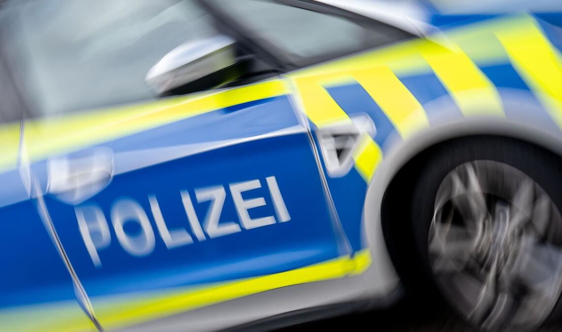 Sprengsatz explodiert vor Wohnhaus – Polizei ermittelt. (Symbolbild)