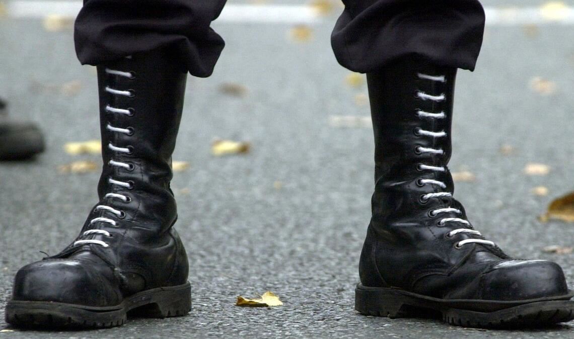 Ob extrem links oder rechts: Das Gehirn tickt ähnlich Springerstiefel eines Teilnehmers einer Demonstration der rechten Szene (Archivbild).