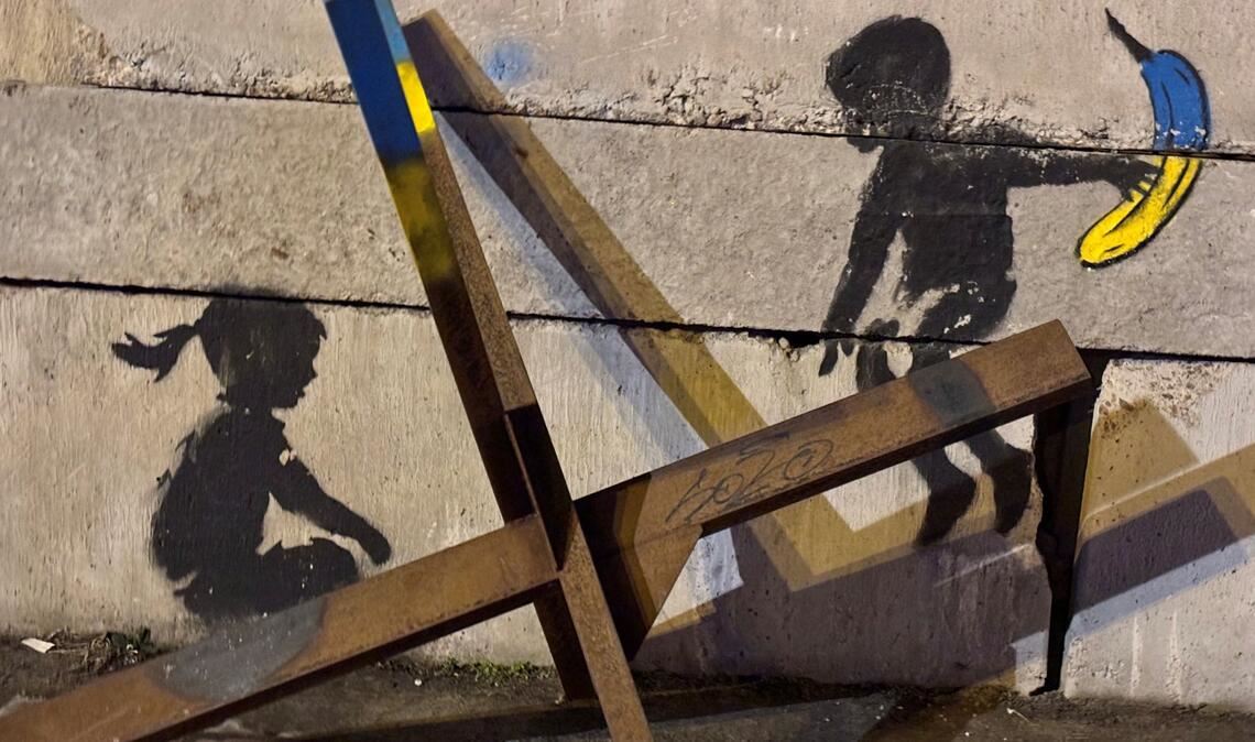 Sprühbild des britischen Streetartkünstlers Bansky am Euromaidan im Herzen der ukrainischen Hauptstadt Kyjiv.